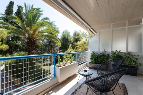 Beachfront apartment in Voula w/balcony