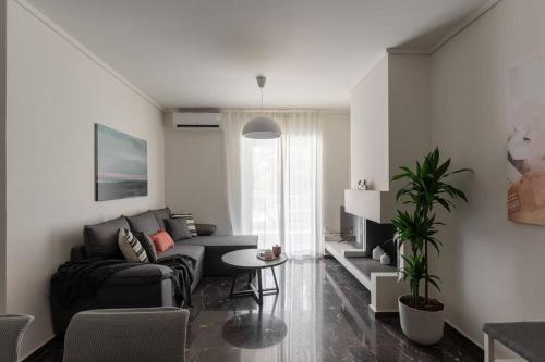 Beachfront apartment in Voula w/balcony