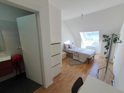 una sala de estar con una puerta que conduce a un dormitorio en Vista mozzafiato sulle Alpi, en Rovereto