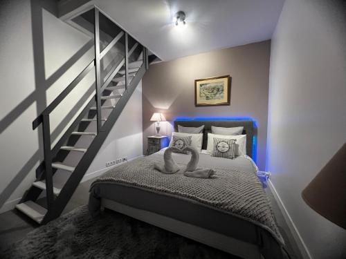 um quarto com uma cama com uma luz azul em L Annexe - Parenthèse Champêtre PARIS DISNEYLAND em Gagny