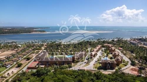 uma vista aérea de um resort perto da água em Eco Resort - Praia dos Carneiros em Praia dos Carneiros