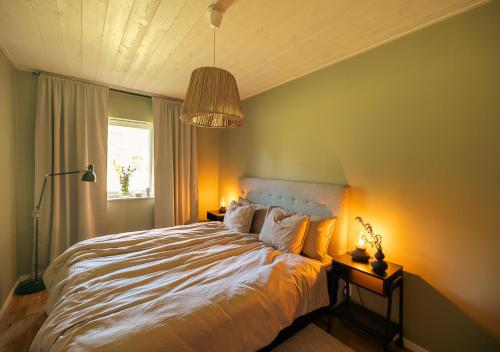 Krevet ili kreveti u jedinici u okviru objekta Newly built cottage with jacuzzy and sauna