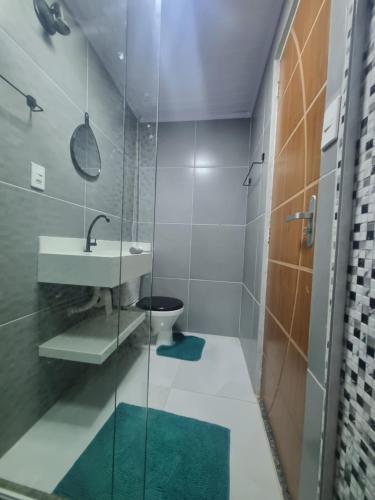 ein Bad mit einem Waschbecken und einem WC in der Unterkunft Suite Bela vista Muriqui Cantinho Feliz in Mangaratiba