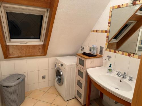 y baño con lavadora y lavamanos. en DG Wohnung in Schwenningen, en Villingen-Schwenningen