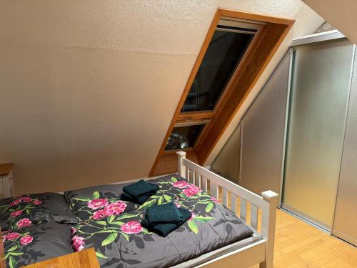 Un dormitorio con una cama con flores. en DG Wohnung in Schwenningen, en Villingen-Schwenningen
