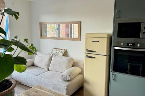 - un salon avec un canapé et un four micro-ondes dans l'établissement Le tropical - T2 42m2 - centre ville - parking, à Montauban