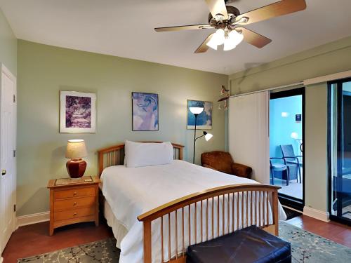1 dormitorio con 1 cama y ventilador de techo en Palm Beach Club 113, en Pensacola Beach