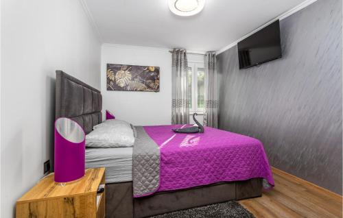 1 dormitorio con 1 cama con manta rosa en Beautiful Apartment In Cavle With Wi-fi, en Čavle
