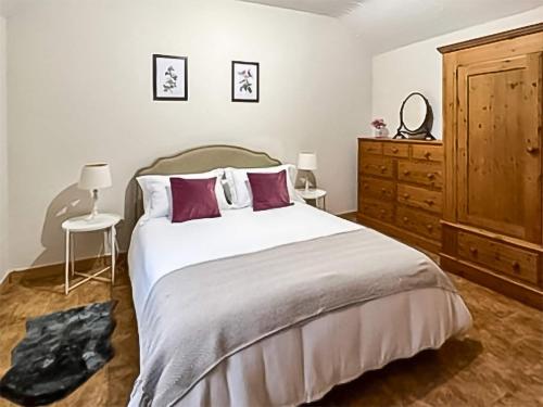 1 dormitorio con 1 cama grande y vestidor en Byre Cottage en Billingshurst