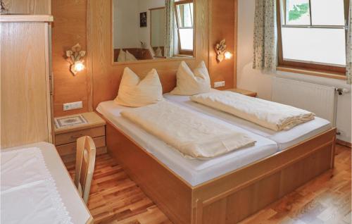 ein paar Betten in einem Zimmer in der Unterkunft Gorgeous Apartment In Schladming With Kitchen in Schladming