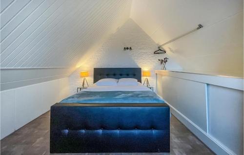 1 dormitorio con 1 cama azul en el ático en Stunning Apartment In Bruinisse With Wifi en Bruinisse