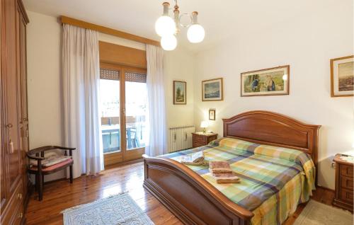 1 dormitorio con cama y ventana en Stunning Apartment In Sovramonte With Wifi, en Sovramonte