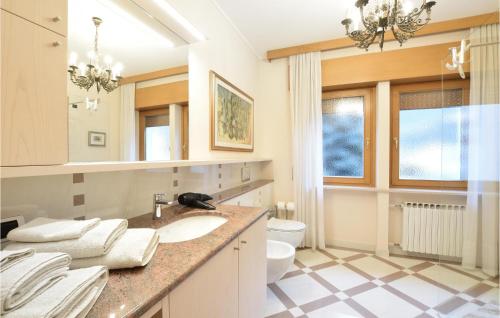 bagno con 2 lavandini e servizi igienici di Stunning Apartment In Sovramonte With Wifi a Sovramonte