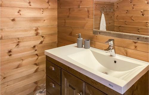 ein Bad mit einem Waschbecken und einem Spiegel in der Unterkunft 4 Bedroom Awesome Home In Nordfjordeid in Nordfjordeid