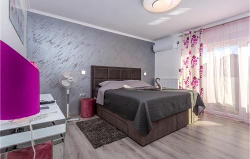 1 dormitorio con cama y pared de color rosa en Gorgeous Apartment In Cavle With Wi-fi, en Čavle