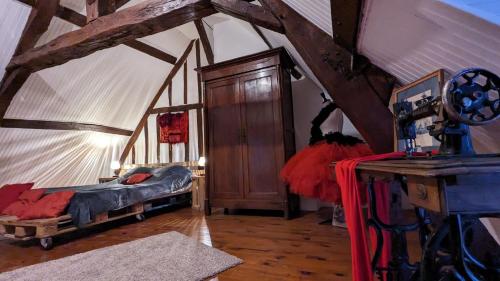 sypialnia z łóżkiem w pokoju z sufitem w obiekcie La Dent de Croiacus - Gîte 4 personnes proche de Chambord w mieście Chambord