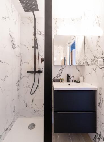 une salle de bain avec un lavabo et une douche dans l'établissement Cosy Home Center 1850-Croisette, à Courchevel