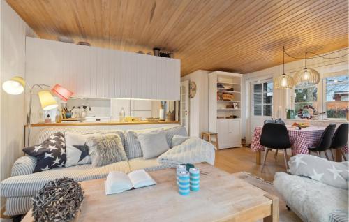 una sala de estar con un sofá y una mesa en Cozy Home In Haderslev With Wifi, en Haderslev
