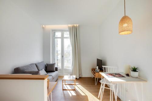 - un salon avec un canapé et une table dans l'établissement Les Appartements de Babel République, à Marseille