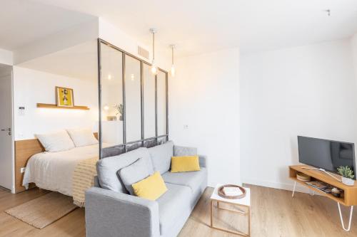 マルセイユにあるLes Appartements de Babel Républiqueのリビングルーム(ベッド1台、ソファ付)