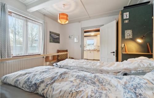 - une chambre avec 2 lits et une fenêtre dans l'établissement Lovely Home In Hasle With Wifi, à Hasle