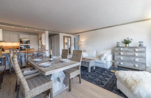 a kitchen and living room with a table and chairs at Cosy Home Center 1850-Croisette in Courchevel