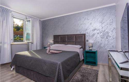 Un dormitorio con una cama grande y una ventana en Amazing Apartment In Cavle With Kitchen, en Čavle