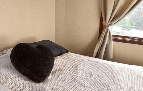 ein schwarzes Herzkissen auf dem Bett in der Unterkunft 3 Bedroom Cozy Home In Backaryd in Backaryd