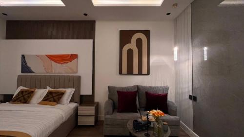 a bedroom with a bed and a couch in it at استديو حطين أنيق مقابل البوليفارد مدخل خاص in Riyadh