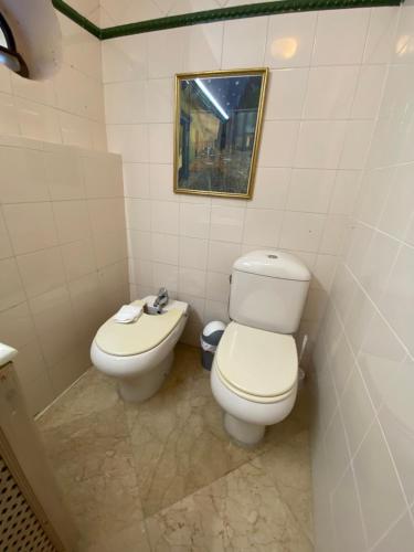 a bathroom with a toilet and a sink at Casa de los Bates in Motril
