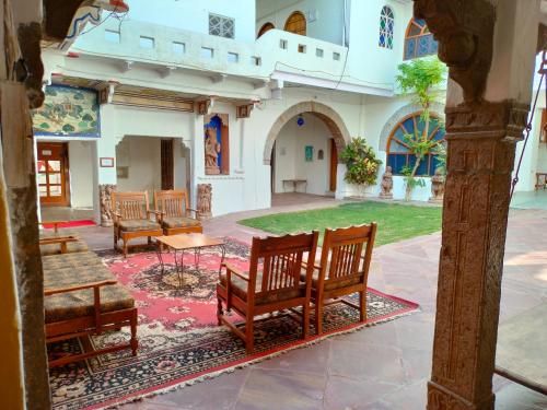 Un patio o zona al aire libre en Haveli Braj Bhushanjee Heritage Hotel