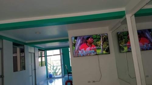 2 televisores en la pared de una habitación con en Suit Quilla en Quillabamba