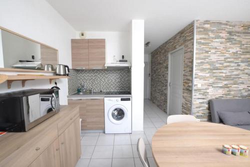 - une cuisine avec lave-linge et sèche-linge dans la chambre dans l'établissement Cap sur la Méditerranée et la Camargue, au Grau-du-Roi