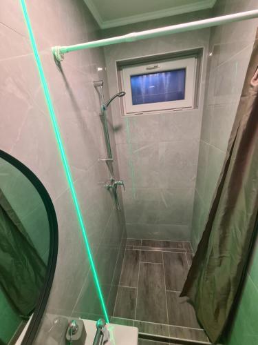 シオーフォクにあるTom Apartmansのバスルーム(鏡付きシャワー、シンク付)