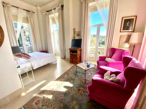 a living room with a pink couch and a bed at Casa de los Bates in Motril