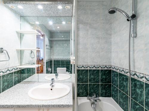 łazienka z 2 umywalkami i prysznicem w obiekcie Apartment Le Prariond-4 w mieście Tignes