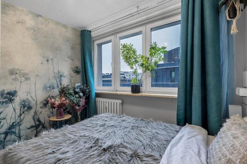 um quarto com uma cama e uma janela em Central 2-Bedroom Apartment - Balcony, City View, Top Location - by Rentujemy em Varsóvia