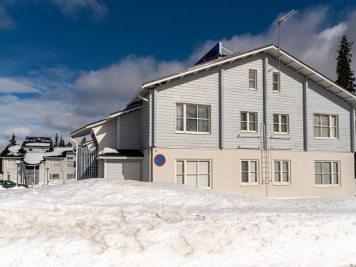 uma casa em cima de um monte de neve em Holiday Home Yllästar 1 as 208 - la-la by Interhome em Äkäslompolo