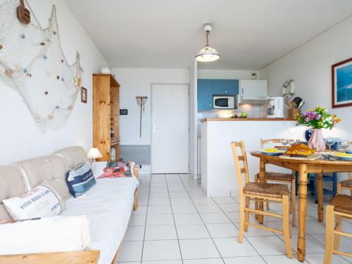 ein Wohnzimmer mit Sofa und Tisch in der Unterkunft Apartment Les hauts de la corniche by Interhome in Mimizan-Plage