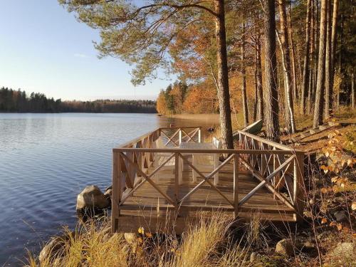 uma ponte de madeira sobre uma massa de água em Holiday Home Linnusmaa by Interhome em Torvoila