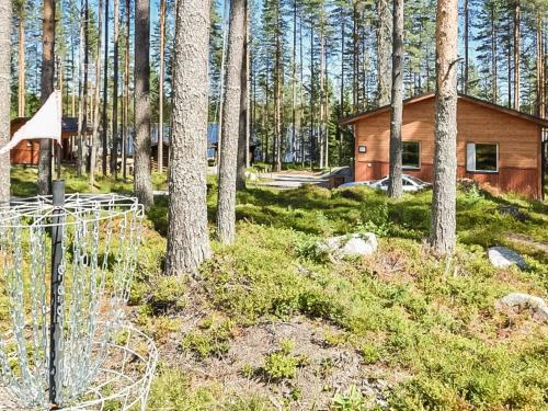 una baita nel bosco con un frisbee di Holiday Home Lepovalkeinen by Interhome a Pylkönmäki