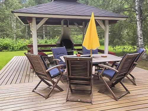 stół i krzesła na tarasie z altaną w obiekcie Holiday Home Ruokovirran mökki by Interhome w mieście Siilinjärvi