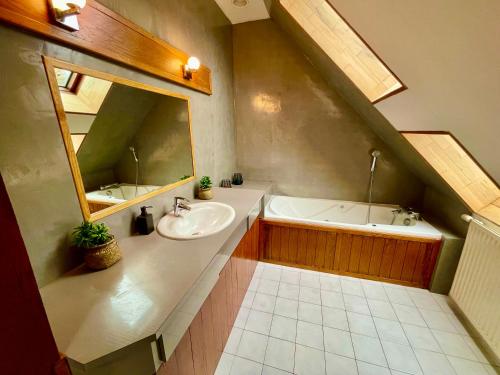 a bathroom with a sink and a bath tub at villa festive HOMAZING piscine privée 2h de Paris in Choué