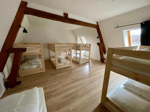 Pokój z 2 łóżkami piętrowymi i drewnianą podłogą w obiekcie villa festive HOMAZING piscine privée 2h de Paris w mieście Choué