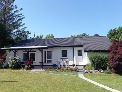 Κήπος έξω από το Holiday Home Merit - 800m from the sea by Interhome