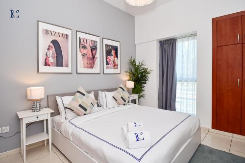 een slaapkamer met een groot wit bed in een kamer bij Stylish 1BR Apartment - Close to Metro in Dubai Marina - CAS in Dubai