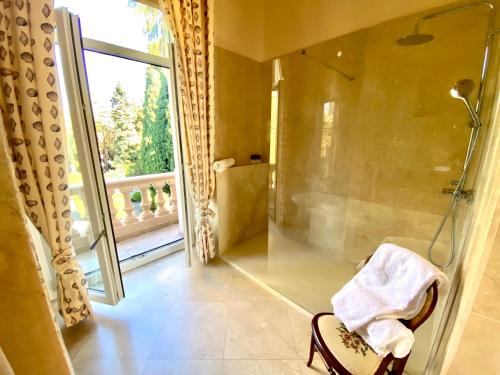 W łazience znajduje się prysznic ze szklanymi drzwiami. w obiekcie Casa de los Bates w mieście Motril