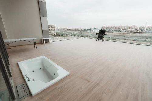 eine Badewanne in einem Zimmer mit einem großen Fenster in der Unterkunft Beautifull 3 Bedroom @ Al Raha Beach in Abu Dhabi