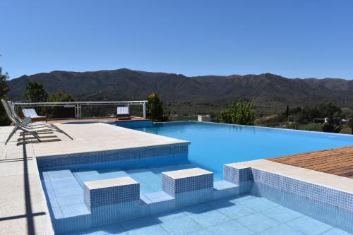 una piscina con vistas a las montañas en Cabañas Altos del Nagual en Valle Hermoso
