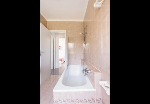 La salle de bains est pourvue d'une baignoire et d'un lavabo. dans l'établissement House of Lake Garda, à Castelnuovo del Garda